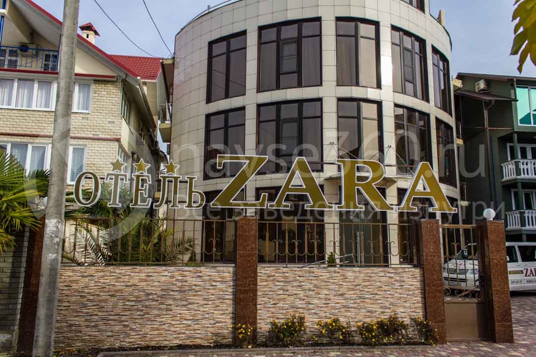 Фасад гостиницы Zara в Сочи