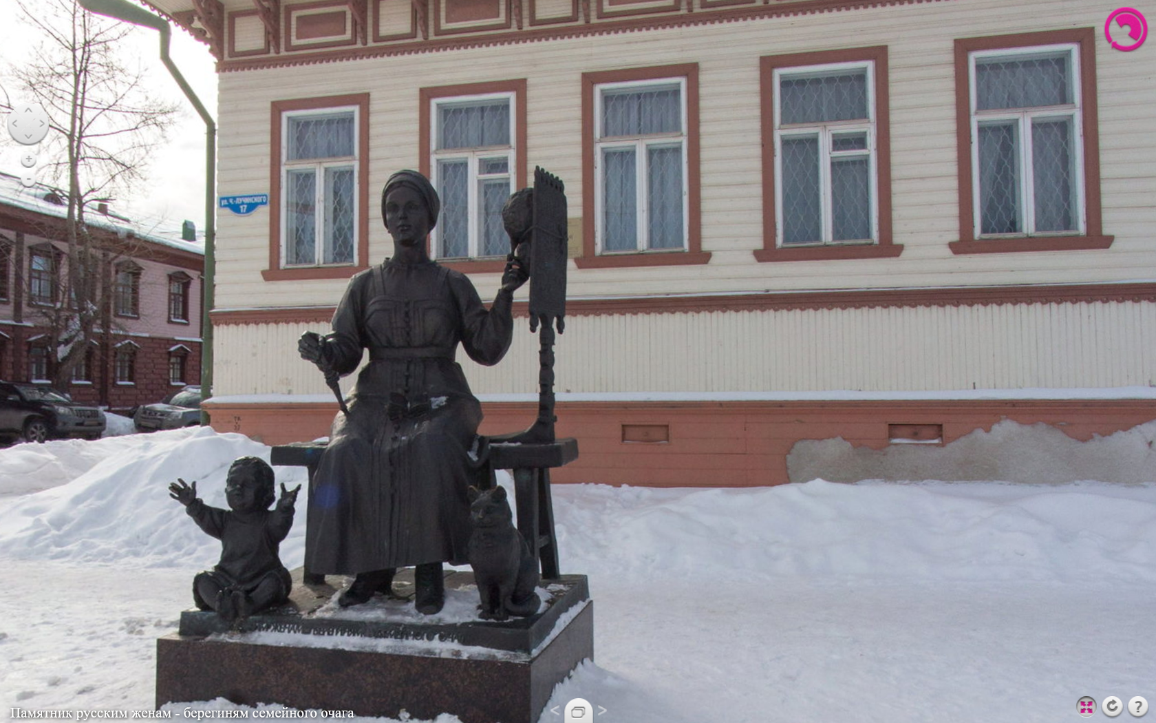Памятник "Русским жёнам - берегиням семейного очага"