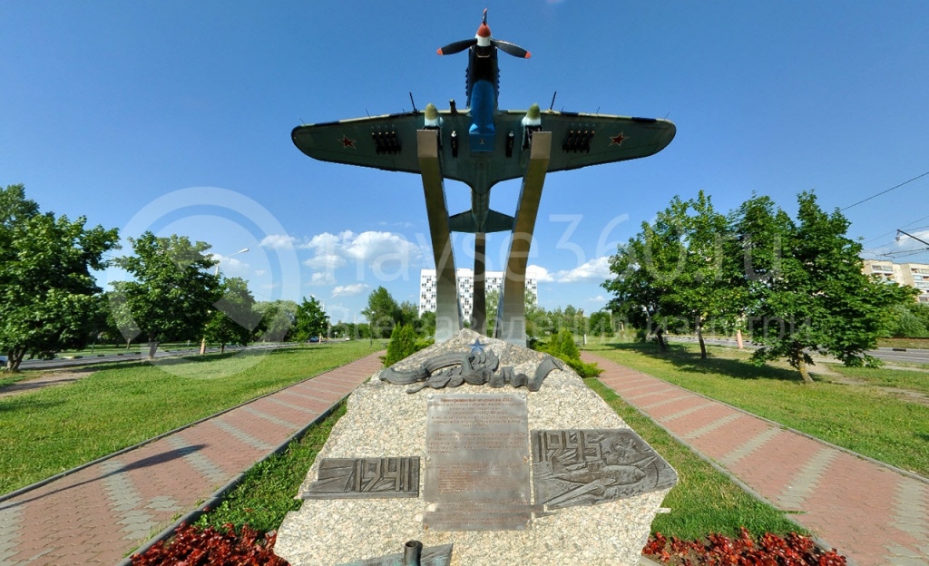 Памятник самолету штурмовику ИЛ-2
